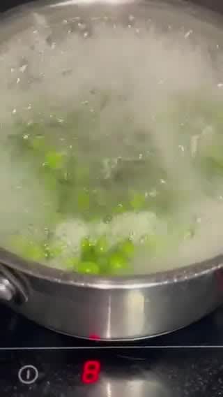 Foto del paso 4 de la receta: Lomos de Merluza y Gambas con Crema de guisantes 🫛