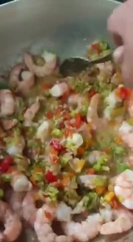 Foto del paso 4 de la receta: Tostones con camarones al ajillo y ensalada verde