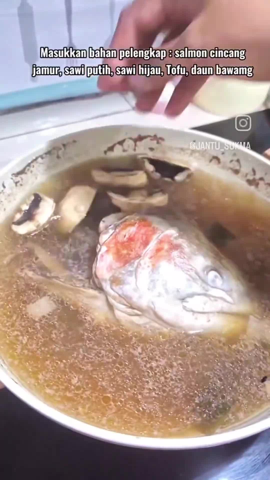 Foto langkah ke 4 dari resep Sup Miso Kepala Salmon.