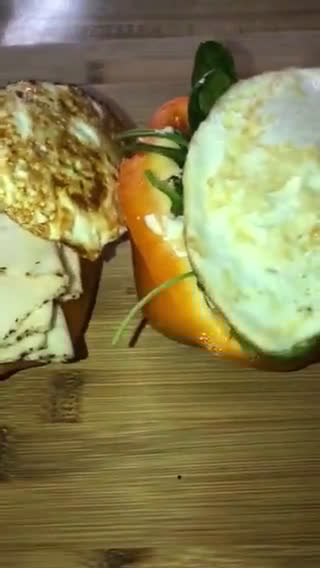 Foto del paso 3 de la receta: Sándwich de bell peppers con huevos estrellados