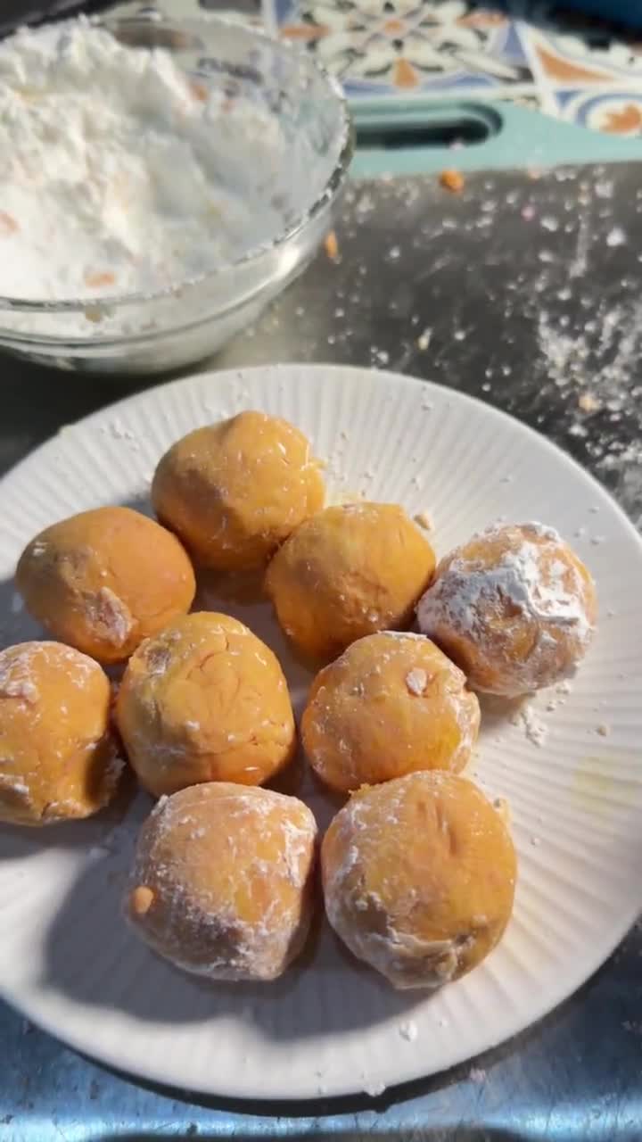 Foto langkah ke 3 dari resep Onde-Onde Manis Telur Asin Buah Naga.
