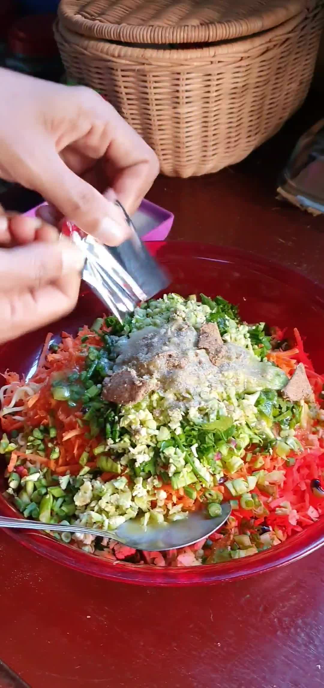 Foto langkah ke 2 dari resep Nugget Mie Sayuran.