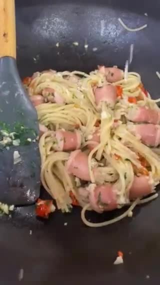 Foto langkah ke 4 dari resep Spaghetti Sosis Aglio Olio.