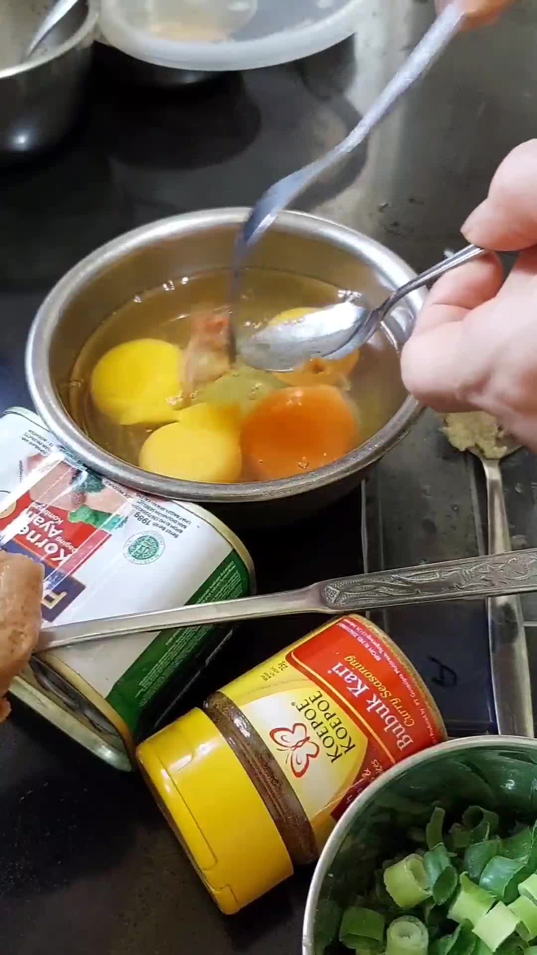Foto langkah ke 1 dari resep Telur Dadar Bumbu Kari (448).