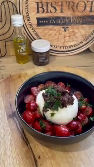 Une image de l'étape 2 de 🍅 Salade de tomates cerises, Burrata à la Tapenade & basilic 🍅.