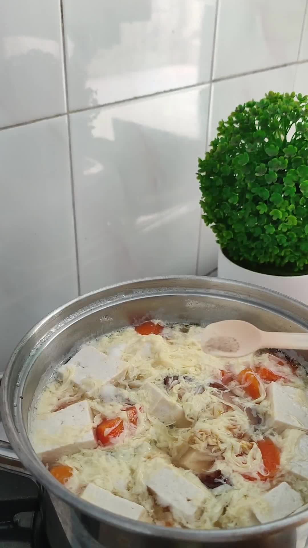 Foto langkah ke 5 dari resep Japanese Egg & Tofu Soup.