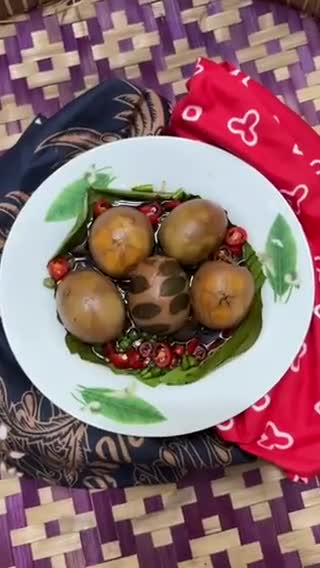 Foto langkah ke 7 dari resep Telur Batik Bacem Nikmat.
