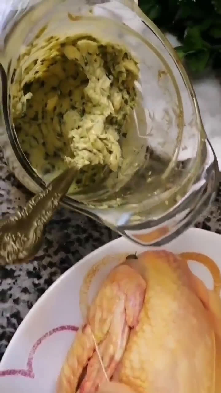 Une image de l'étape 1 de Poulet rôti farci sous la peau aux herbes de provence.
