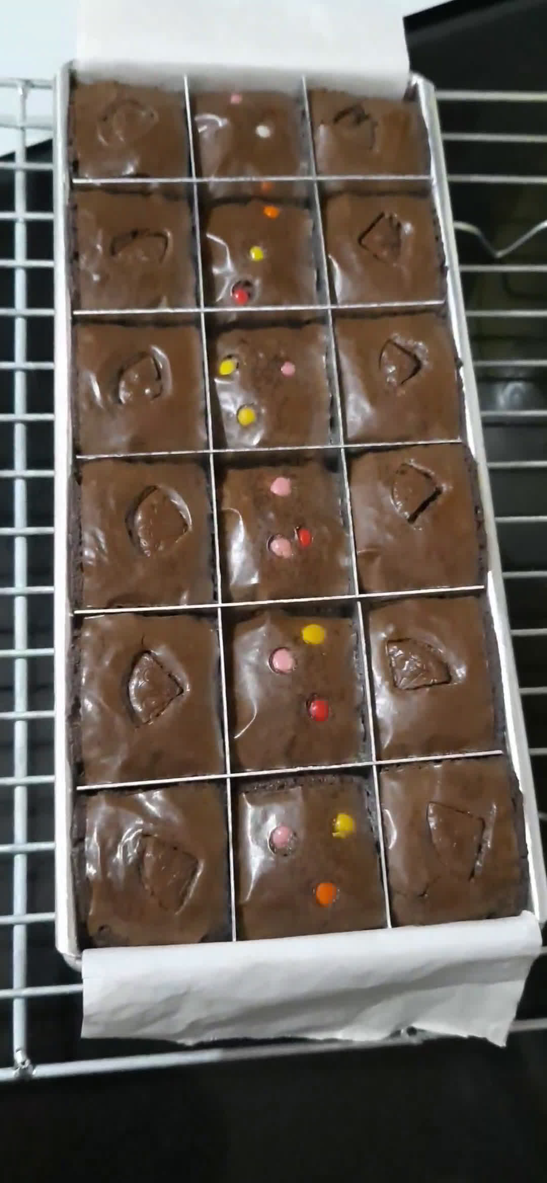 Foto langkah ke 8 dari resep Shiny Brownies.