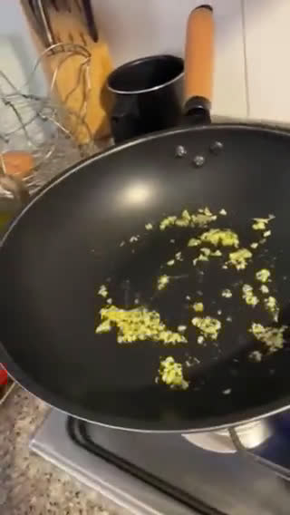 Foto del paso 3 de la receta: Wrap con pollo, champiñones, espinaca, guacamole y papas a la francesa ✨