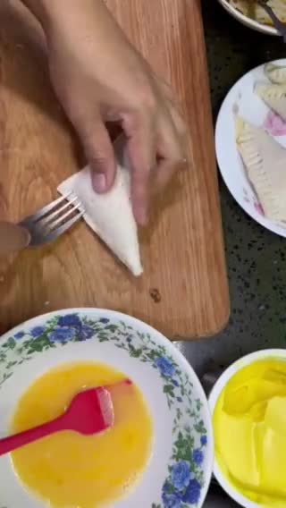 Gambar langkah 4 resipi Roti Sardin Goreng Bread Crumbs.