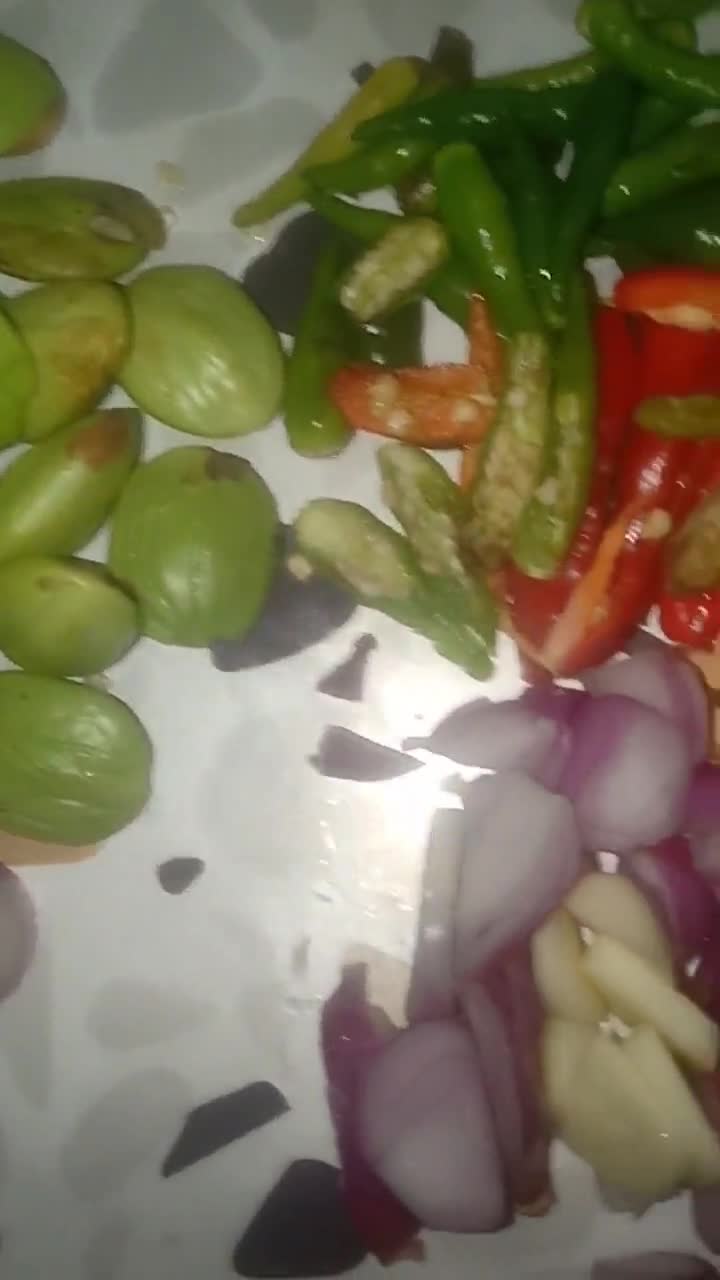 Foto langkah ke 2 dari resep Tumis peda pete #MamaAnna23🌶️🧄🍛.
