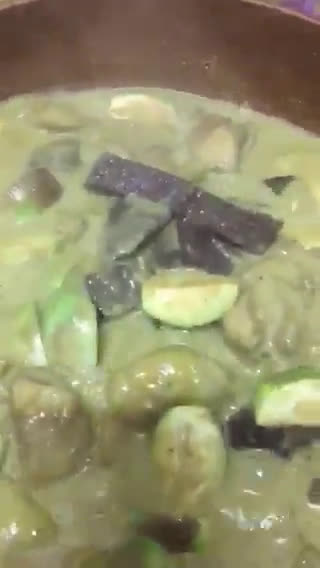 รูปขั้นตอนการทำที่ 4 ของ แกงเขียวหวานไก่🐣🐔🍃🌿🌱