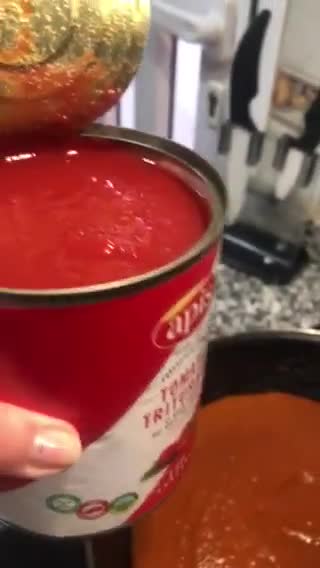 Foto del paso 5 de la receta: Chipirones 🦑 en salsa de tomate