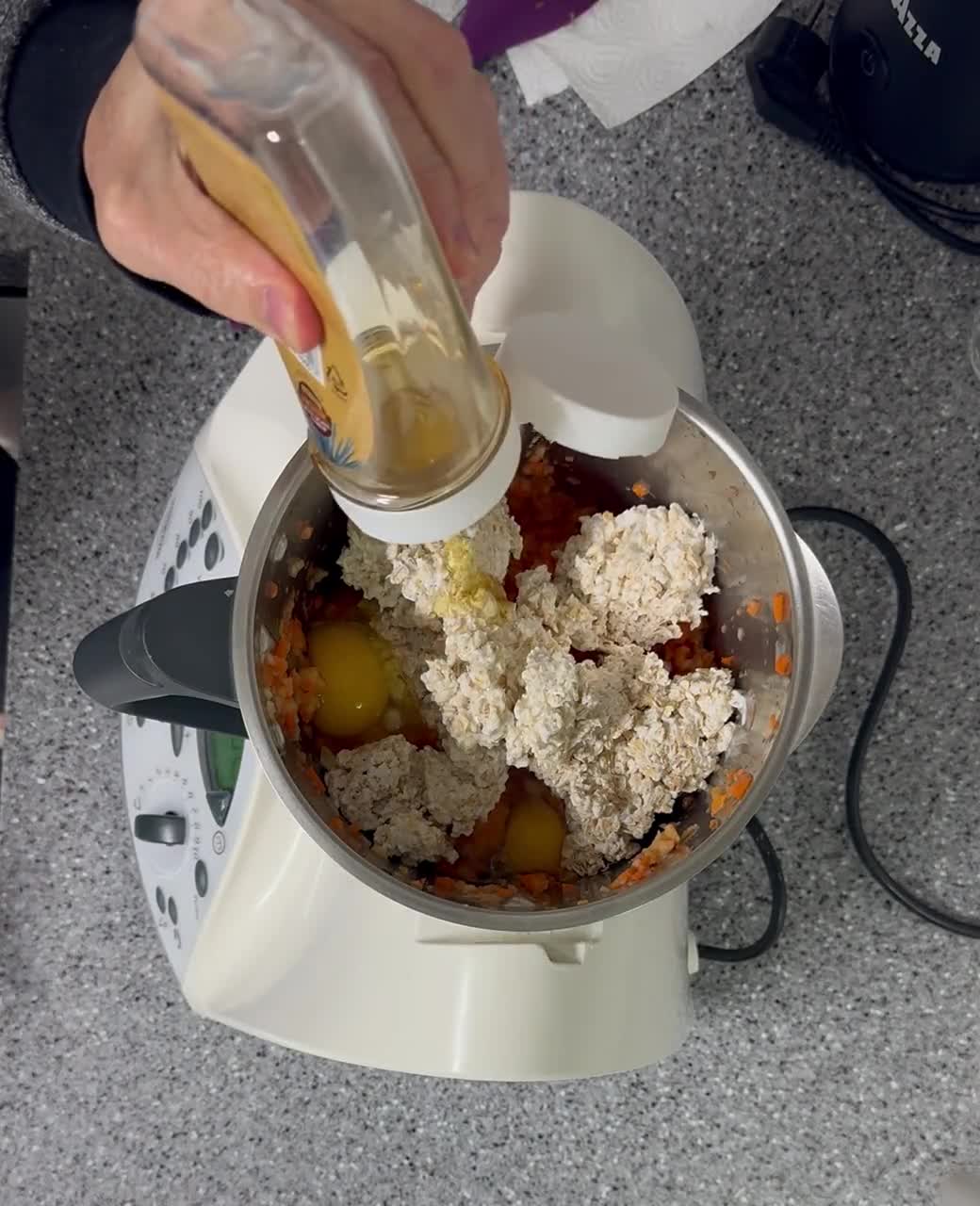 Foto del passaggio 3 della ricetta Torta d'Avena, con Noci Mele e Carote