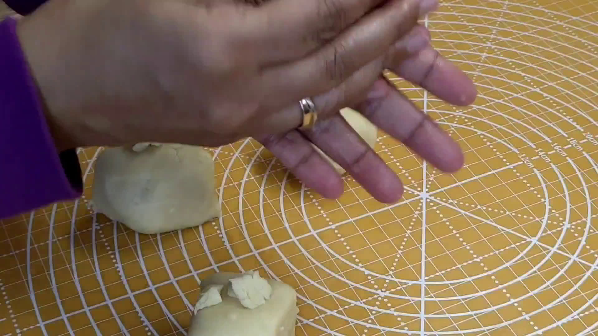 Foto langkah ke 6 dari resep Thousand Layers Mooncake (isi cokelat).