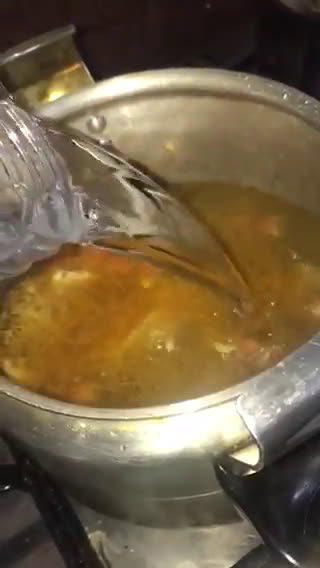 صورة لخطوة 3 من وصفة مرق اللحم 👌🏻
