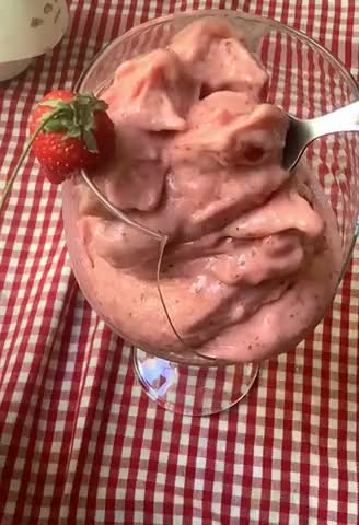 Une image de l'étape 5 de 🍨🥹Glace sans sucre 🥄banane 🍌fraise 🍓.