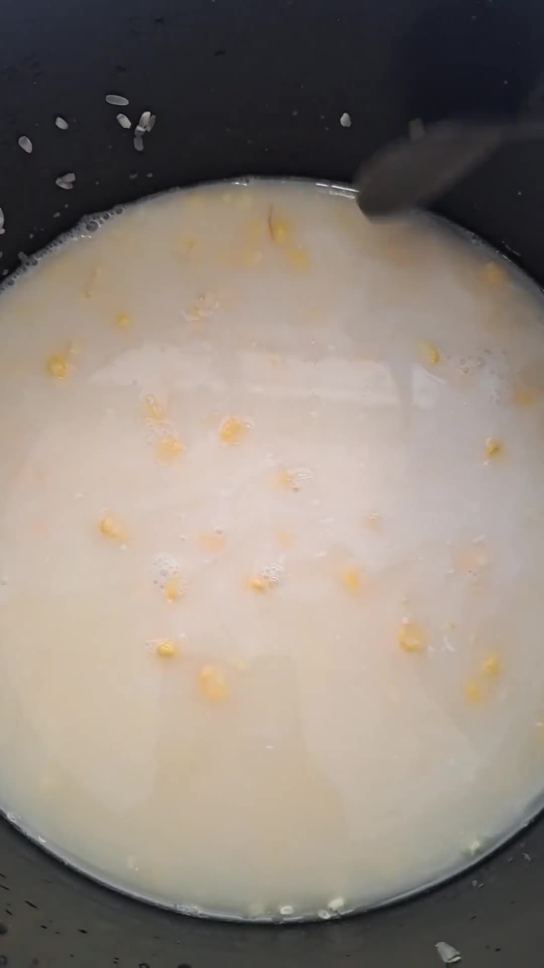 Foto langkah ke 2 dari resep Nasi Jagung Rice Cooker.