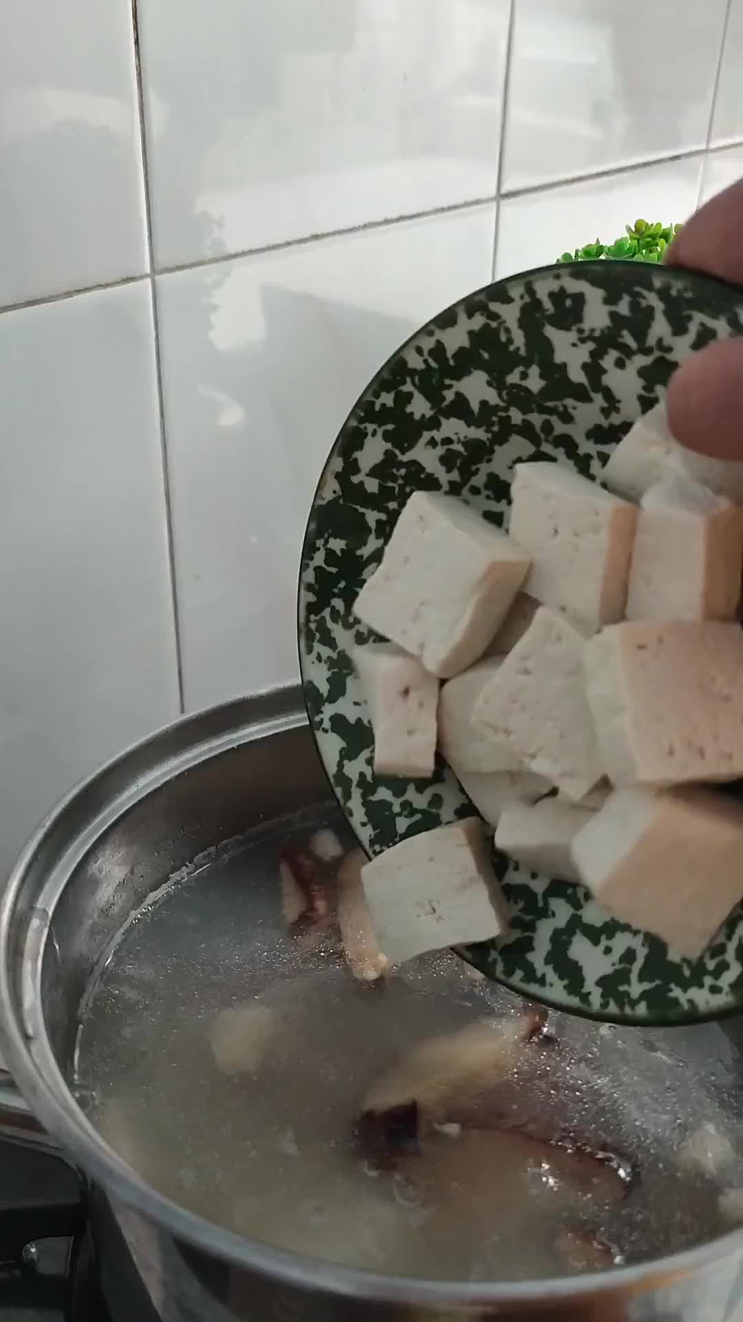 Foto langkah ke 3 dari resep Japanese Egg & Tofu Soup.