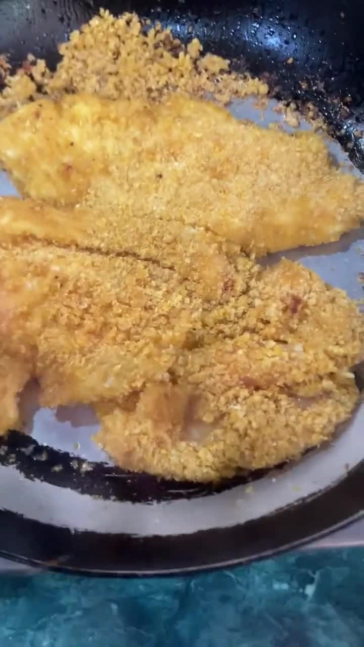 Foto del paso 3 de la receta: "Pechugas de pollo empanizadas, doradas y crujientes ¡Un plato irresistible!"