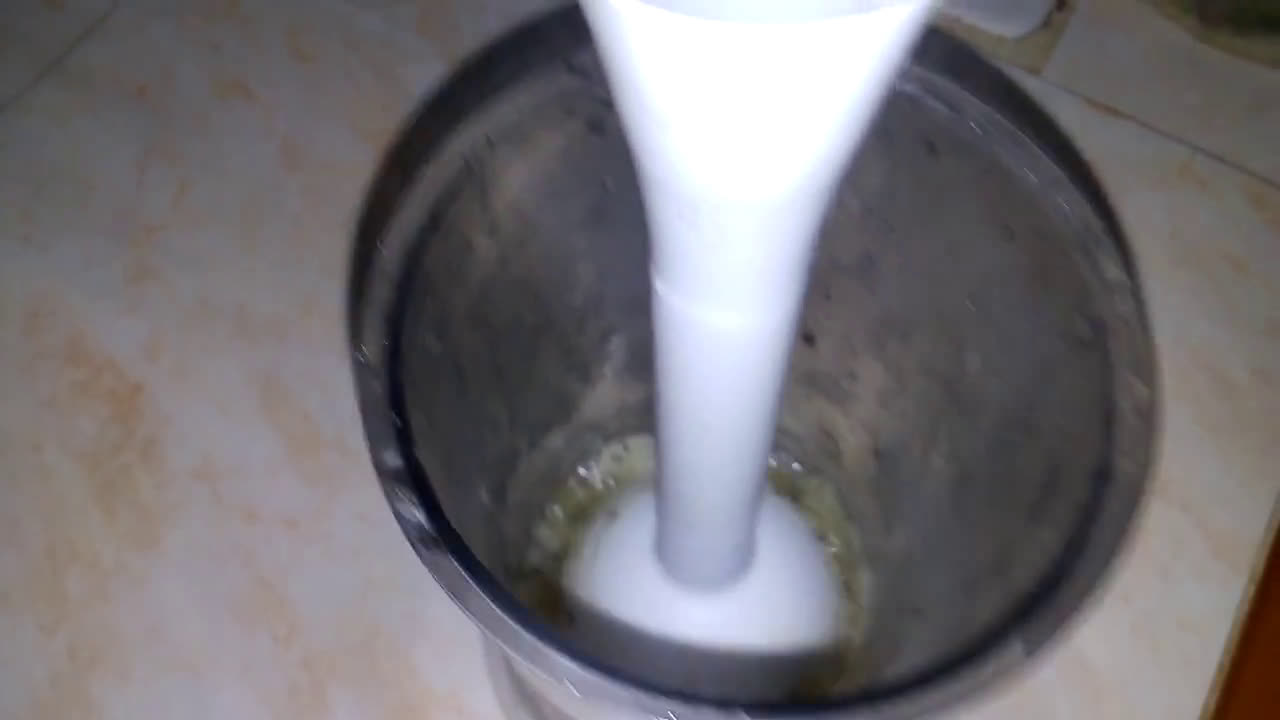 صورة لخطوة 4 من وصفة تحلية الطبقات كيوي 🥝فراولة 🍓