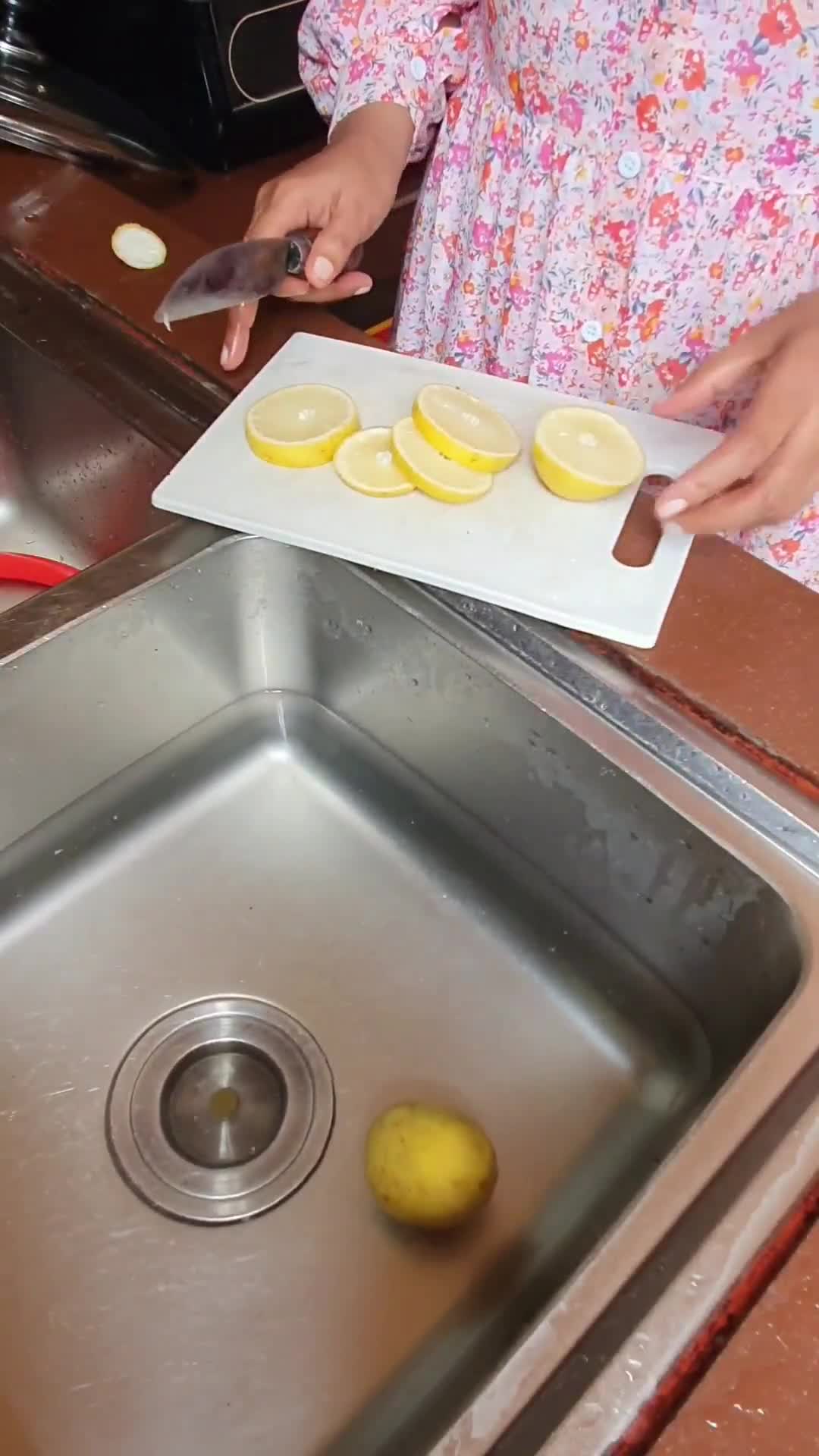 Foto langkah ke 3 dari resep Teh Bunga Telang Lemon.