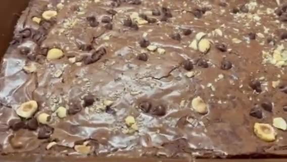 Foto del paso 7 de la receta: Brownie de chocolate y avellana sin lactosa con escamas de sal y chispas de chocolate 🍫