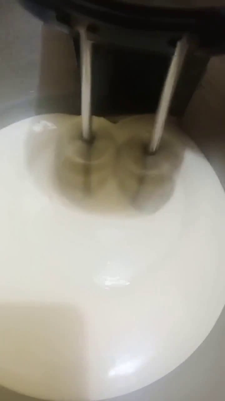 Foto langkah ke 2 dari resep Bolu Kukus Semangka.