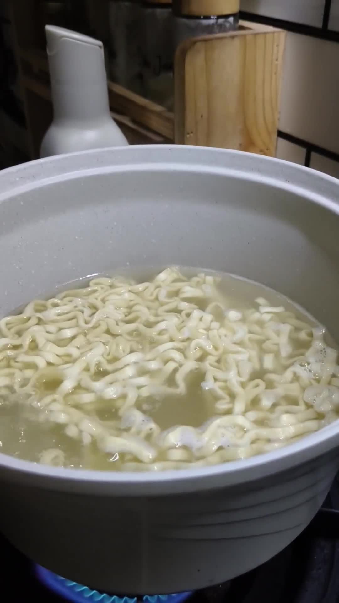 Foto langkah ke 5 dari resep Indomie Hype abis Jamur Enoki.