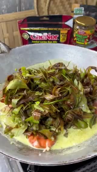 Gambar langkah 2 resipi MASAK LEMAK SAMBAL HIJAU PETAI PUCUK MIDIN & UDANG HARIMAU.