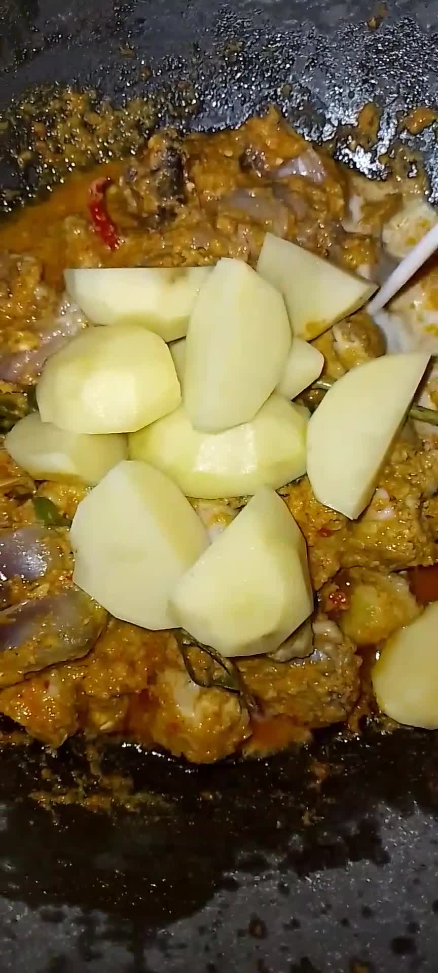 Foto langkah ke 3 dari resep Kari ayam kentang.