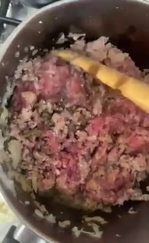 صورة لخطوة 1 من وصفة -لازانيا باللحم وصوص البشاميل اللذيذ 🍝😋!