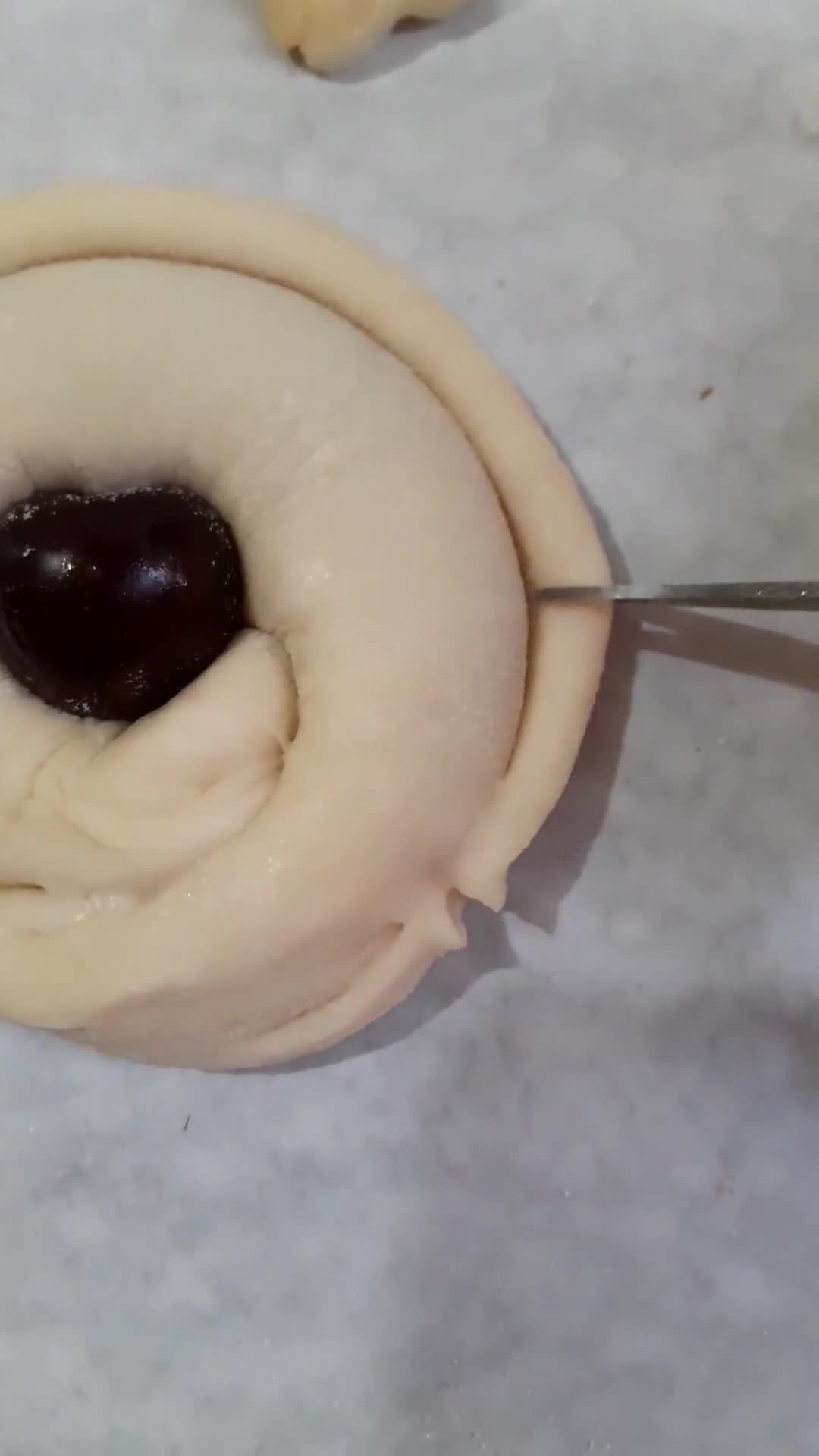 عکس مرحله 9 از دستور نان بریوش توت فرنگی و آلبالو