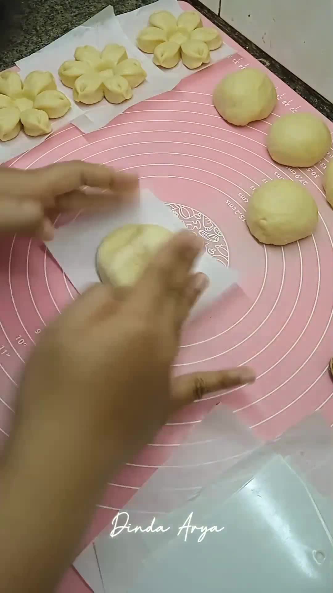 Foto langkah ke 6 dari resep Donat Bunga.