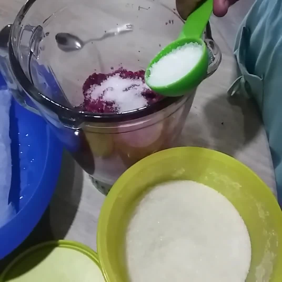 Foto langkah ke 1 dari resep Jus buah naga.