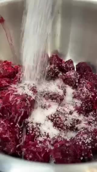 Фото кроку 4 до Шоколадний бісквіт з вишневим соусом та 🍫.