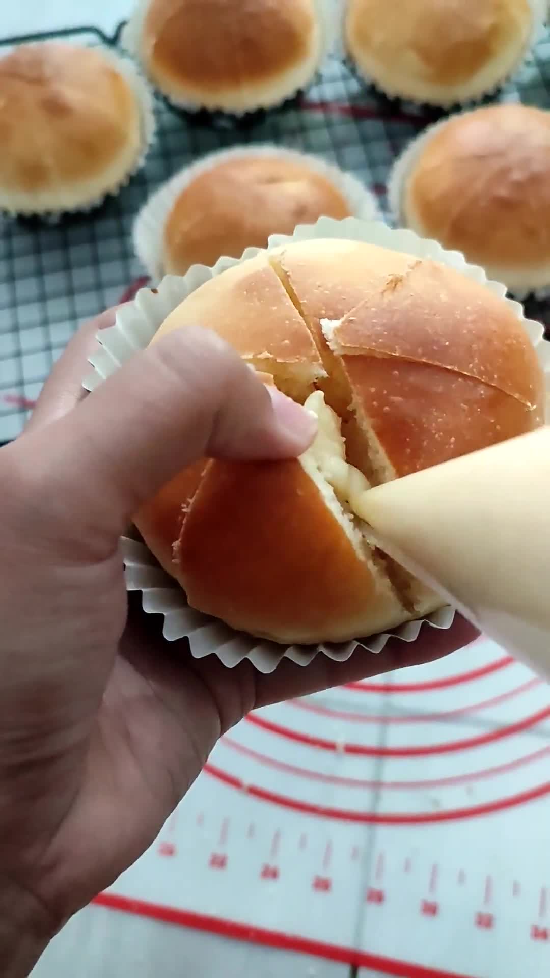 Foto langkah ke 8 dari resep Korean Cheese Garlic Bread.