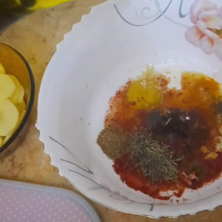 صورة لخطوة 3 من وصفة صينية الدجاج بالبطاطس في الفرن بتتبيلة لذيذة 🥔🥔🍗🍗
