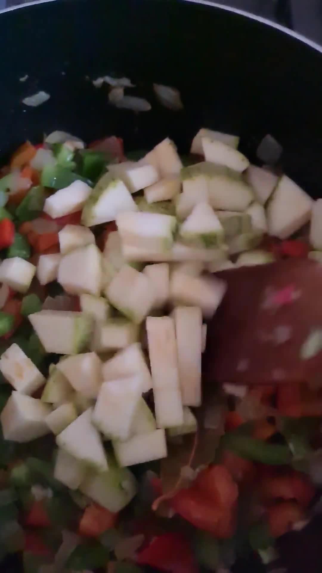 Foto del paso 2 de la receta: 🇪🇸 Pisto manchego 🥘 con huevos 🍳 morrón rojo y verde 🫑
