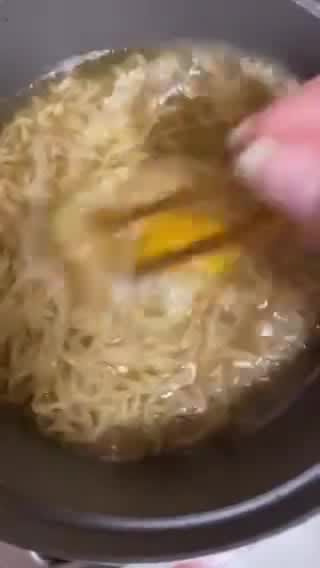صورة لخطوة 3 من وصفة شوربة نودلز وبيض