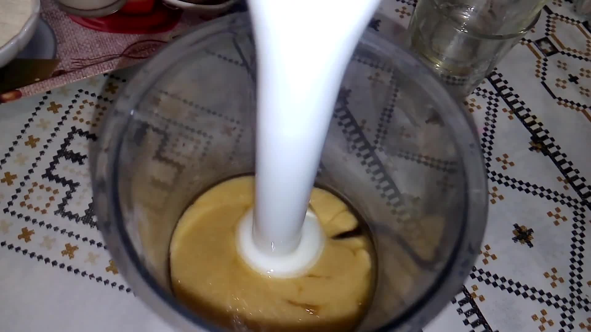 صورة لخطوة 1 من وصفة كيكات فردية بالميكسور بذوق الشكولاتة 🍫