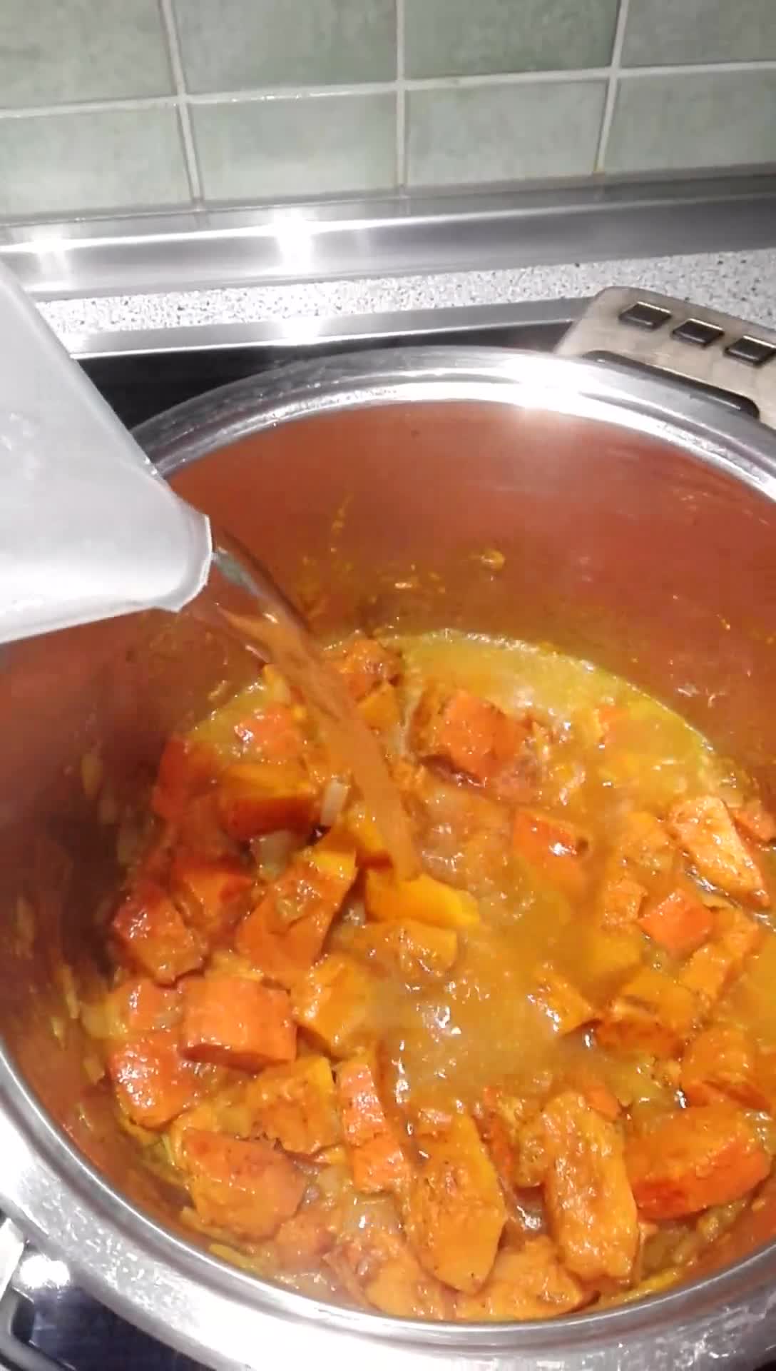 Foto del paso 4 de la receta: Crema de calabaza sin lactosa con chorizo