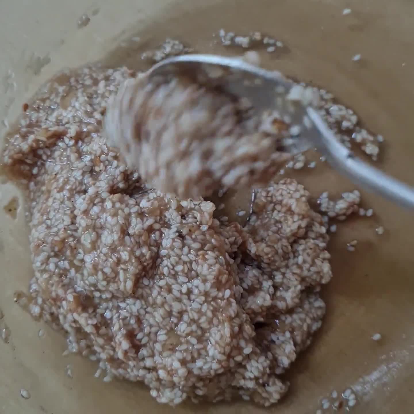 Foto del paso 3 de la receta: Galletas 2 ing 💝 Sin harina, sin azúcar, sin huevo, sin lácteos