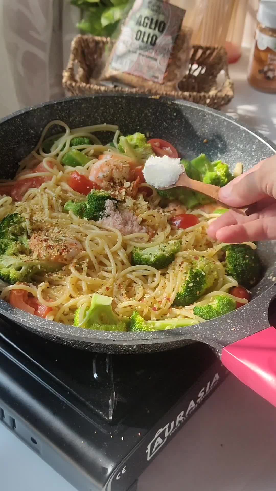 Gambar langkah 7 resipi Pasta Aglio Olio.