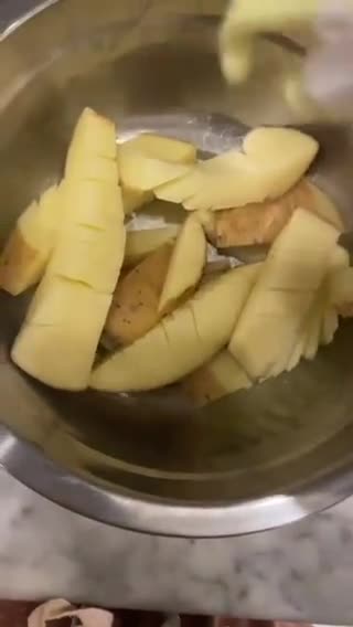 صورة لخطوة 4 من وصفة بطاطس الاكرديون المشويه 🥔🪗