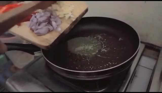 Foto langkah ke 2 dari resep Tumis kangkung rebon.