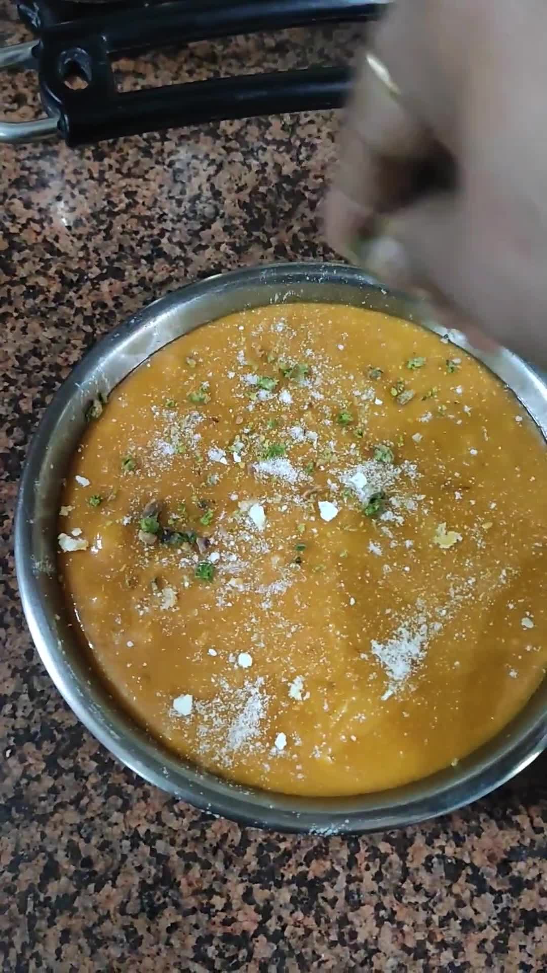 केसर मावा बर्फी(kesar mawa barfi recipe in hindi) रेसिपी चरण 3 फोटो