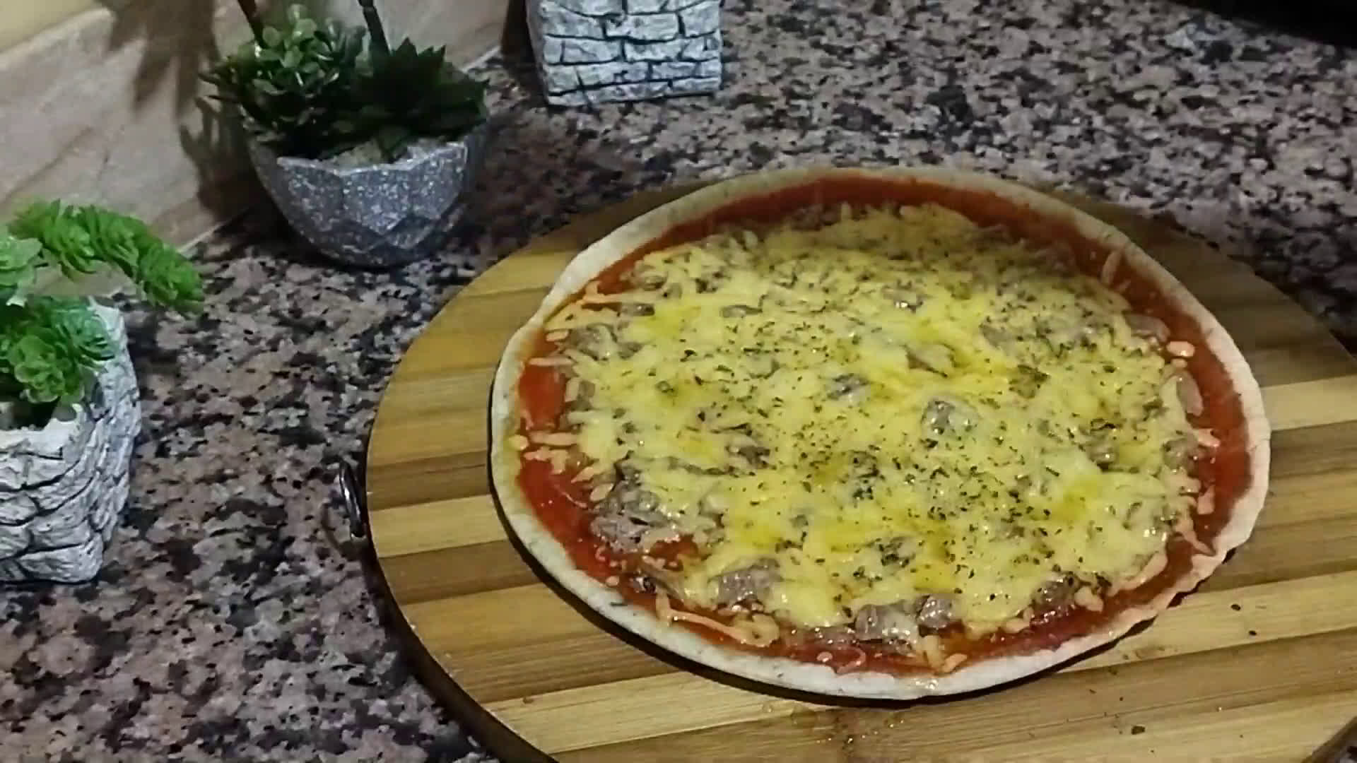 صورة لخطوة 4 من وصفة بيتزا فالمقلاة سهلة وسريعة التحضير رائعة فالمداق متل المطاعم 🍕
