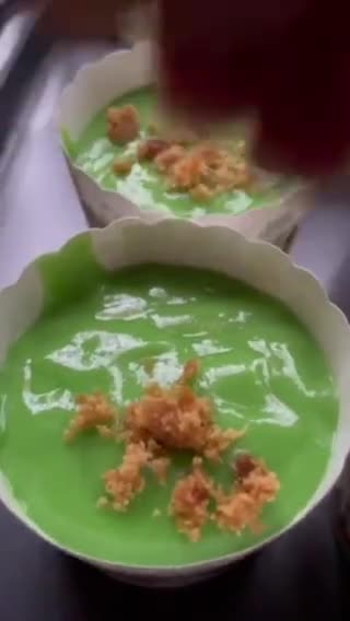 Gambar langkah 6 resipi Muffin Pandan Santan.